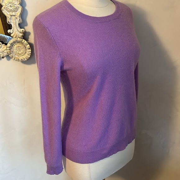 Lord & Taylor 100% Cashmere Lavender v-neck Sweater ribbed hem Size Large - Picture 4 of 8